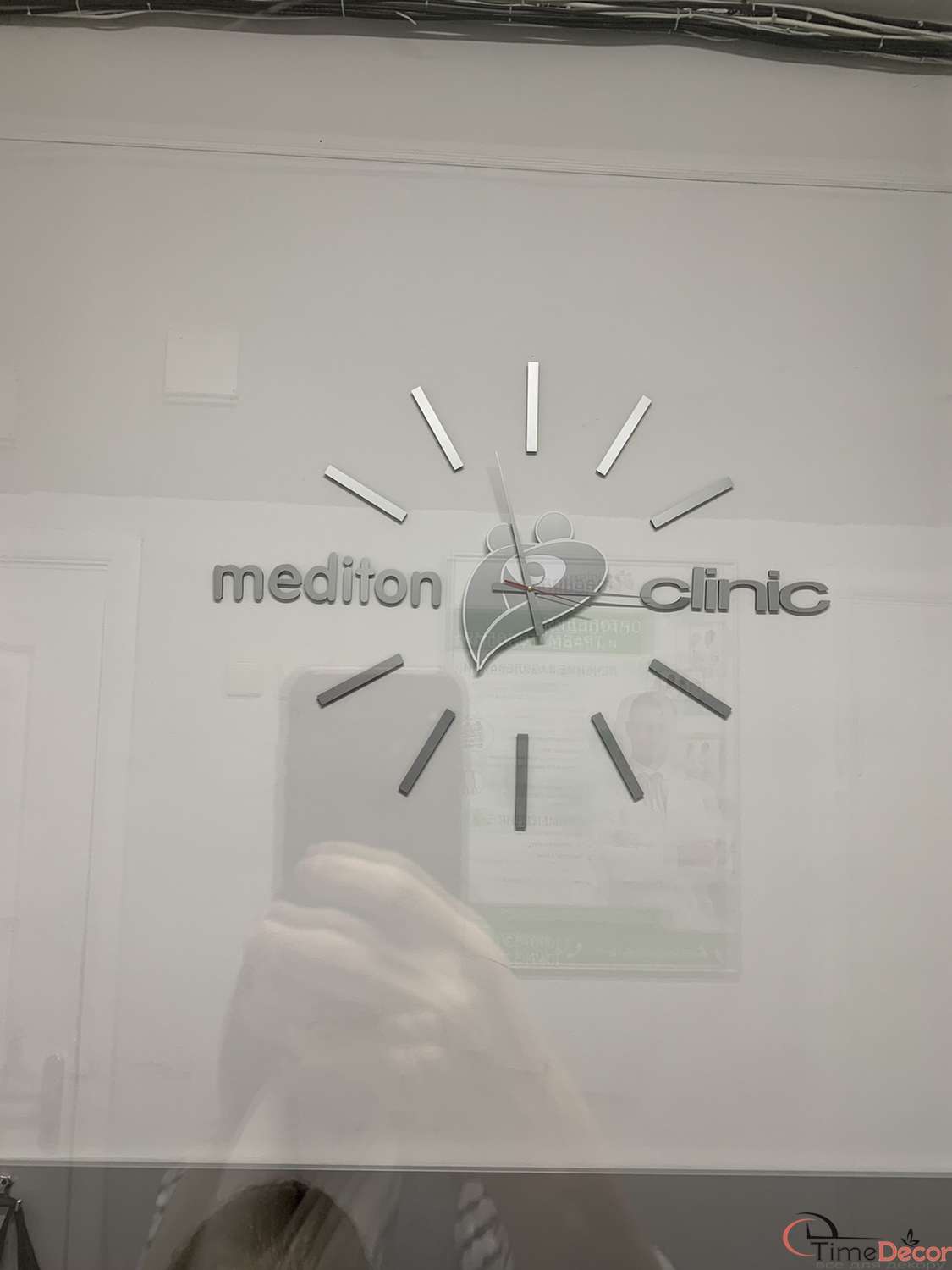 Виготовлення настінного годинника із логотипом Mediton clinic
