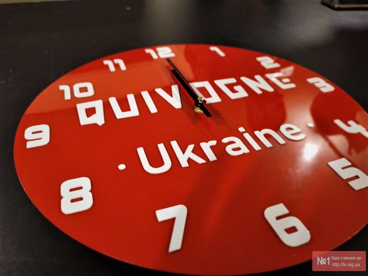 Настінний годинник із логотипом компанії Quivogne Ukraine
