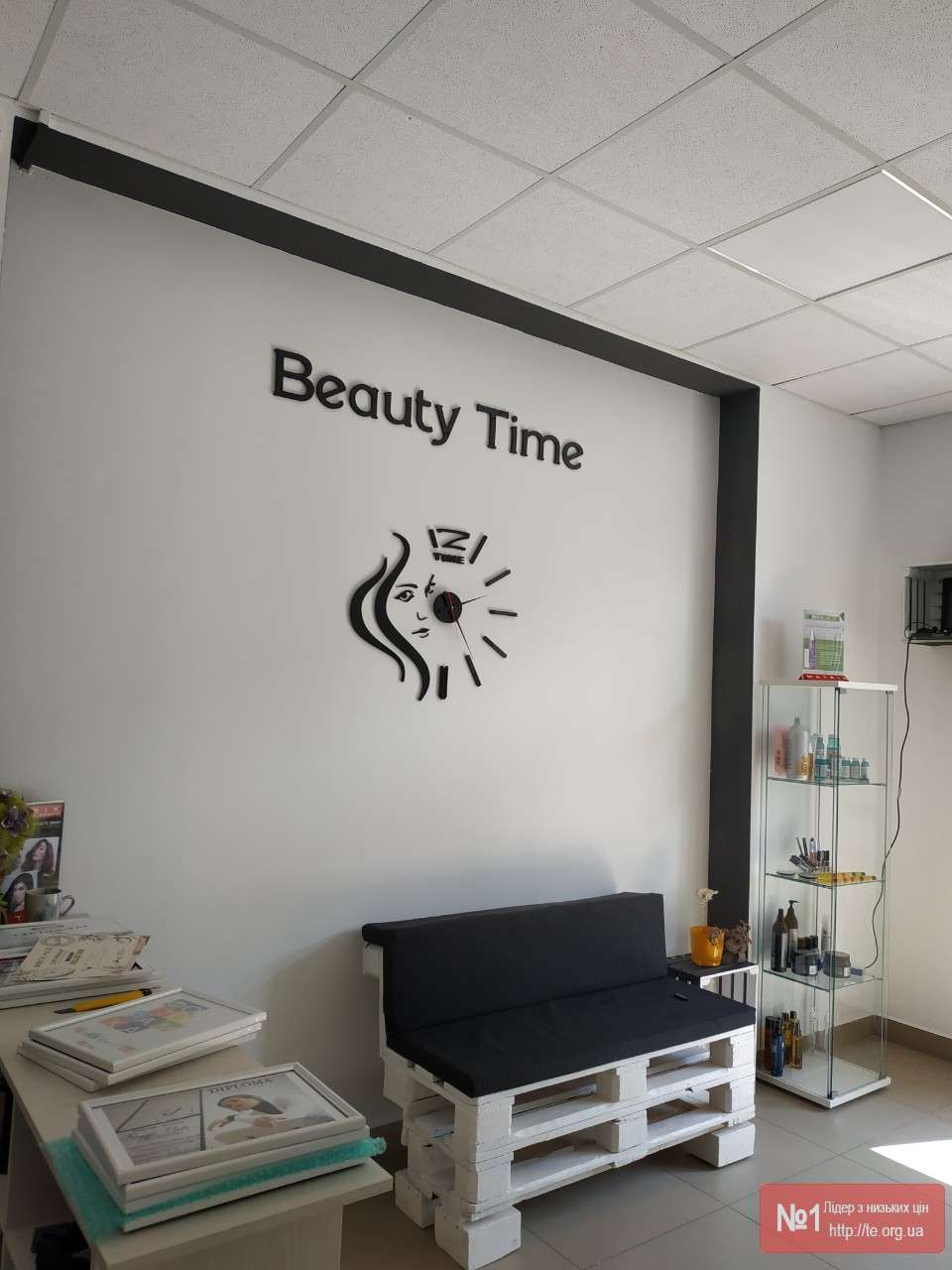Виготовлення 3D настінного годинника із логотипом для салону-краси Beauty Time