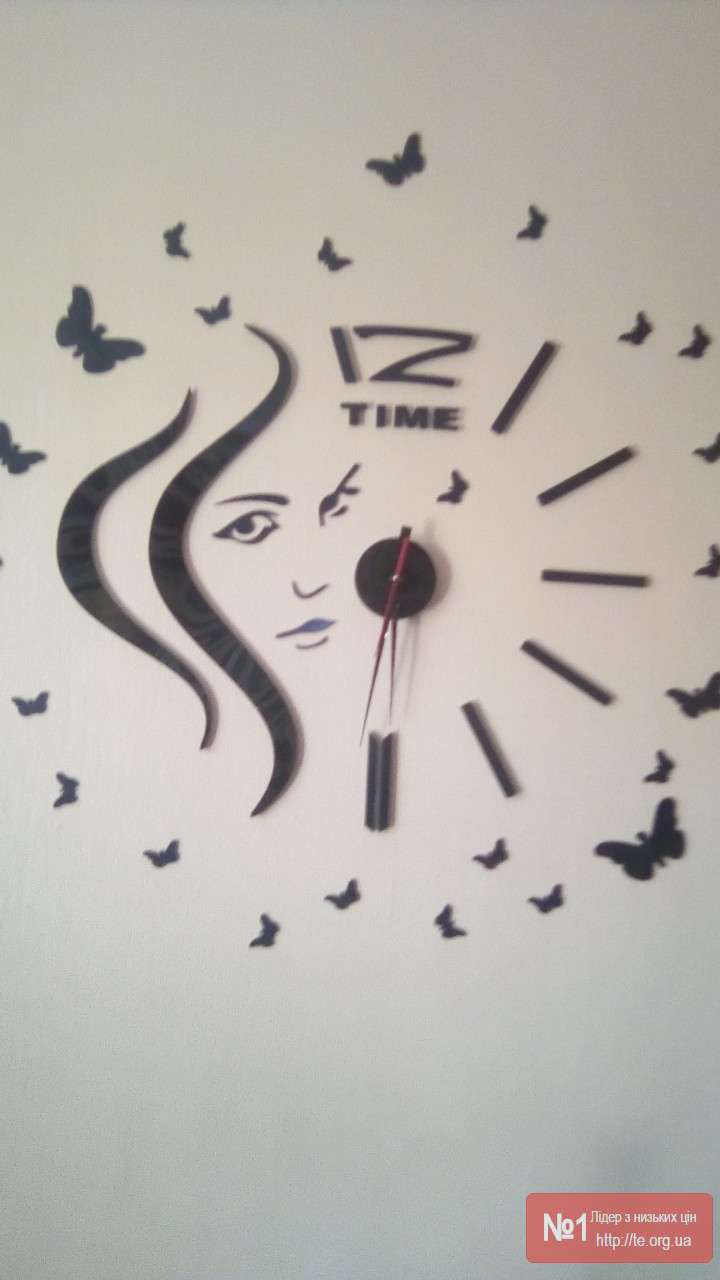 Великий 3D настінний годинник із обличчям дівчина та метеликами.